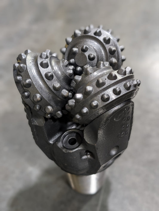 NEW/SURPLUS 5 1/2" IADC 525X TCI (Tungsten Carbide Insert) Sealed Bearing Tricone Drilling Bit w/ 2 7/8" REG PIN